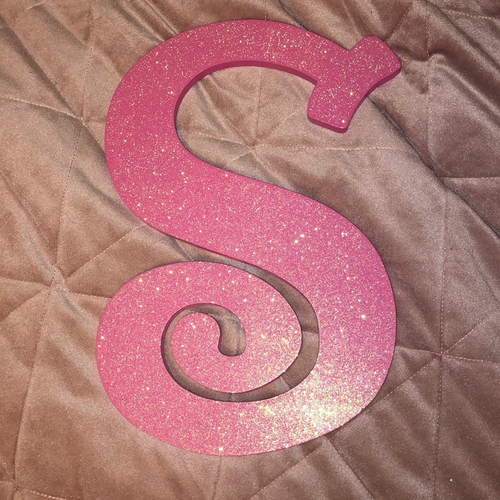 “S” pink room decor